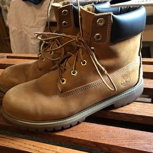 Timberlands men’s size 7, women’s size 8.5